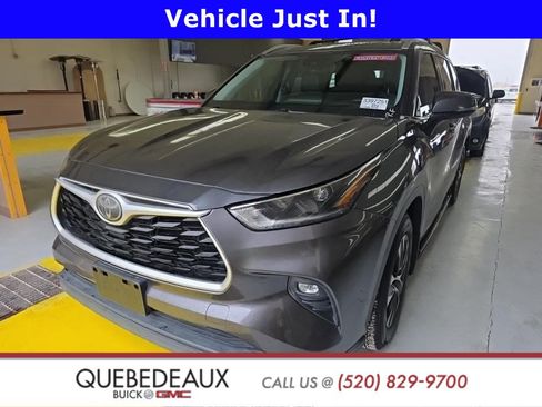 Used 2021 Toyota Highlander XLE image 1