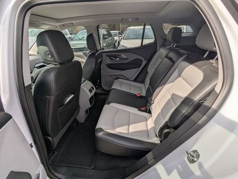 Used 2023 GMC Terrain SLT w/ Infotainment Package II image 10
