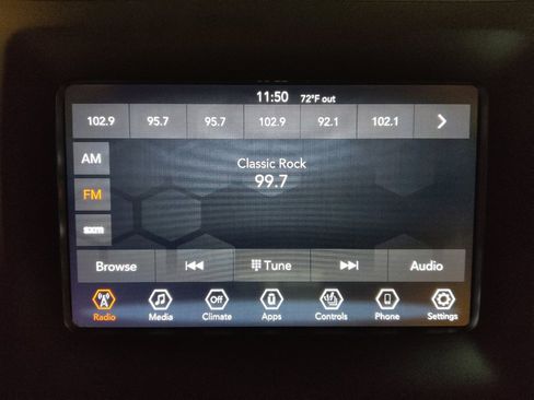 Used 2021 Jeep Cherokee Latitude Plus FWD image 25