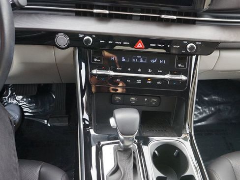 Used 2022 Kia Carnival EX image 33