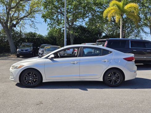 Used 2017 Hyundai Elantra SE image 4