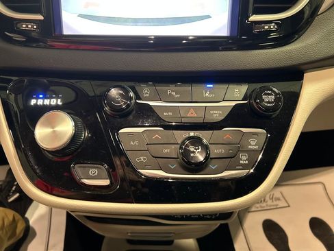 Used 2024 Chrysler Pacifica Touring-L FWD image 19