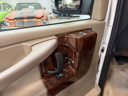 Used 2014 GMC Savana 1500 image 17