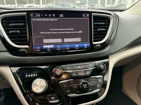 Used 2022 Chrysler Pacifica Touring-L image 17