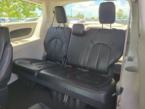 Used 2023 Chrysler Pacifica Touring-L FWD image 13