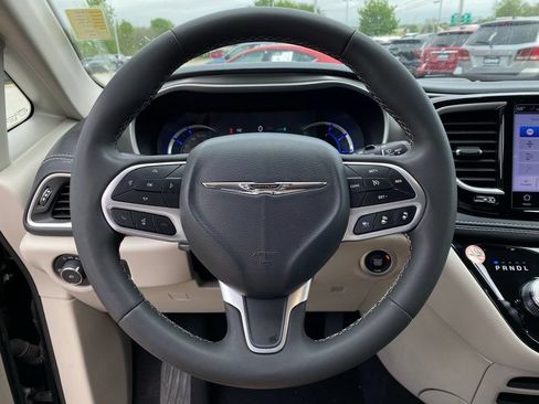 Used 2023 Chrysler Pacifica Touring-L FWD image 13