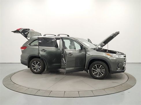 Used 2019 Toyota Highlander XLE image 17