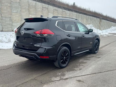 Used 2017 Nissan Rogue SV image 4