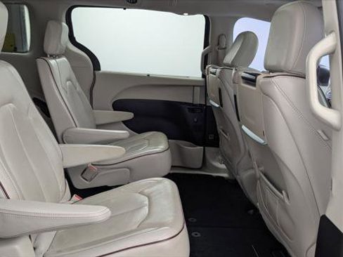 Used 2018 Chrysler Pacifica Limited w/ Advanced Safetytec Group image 18