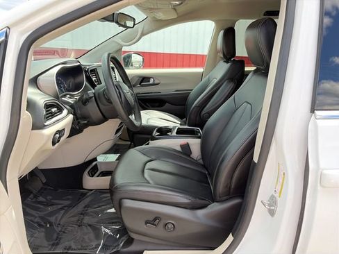 Used 2024 Chrysler Pacifica Touring-L FWD image 22