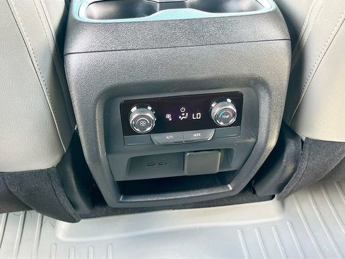 Used 2024 Chevrolet Traverse LT FWD image 25