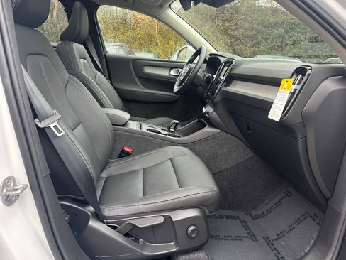 Used 2025 Volvo XC40 B5 Core w/ Protection Package Premier image 10