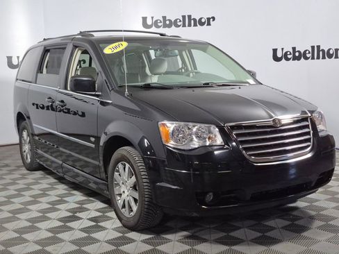 Used 2009 Chrysler Town & Country Touring FWD image 2