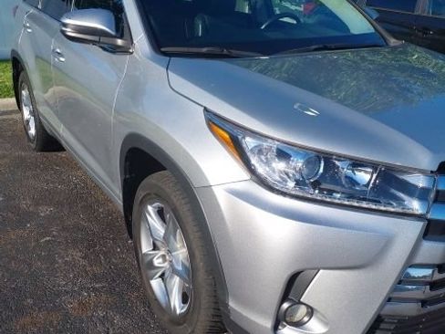Used 2017 Toyota Highlander Limited AWD/4WD image 3