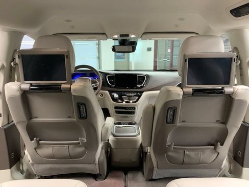 Certified 2021 Chrysler Pacifica Touring-L w/ Uconnect Theater Family Group FWD image 12