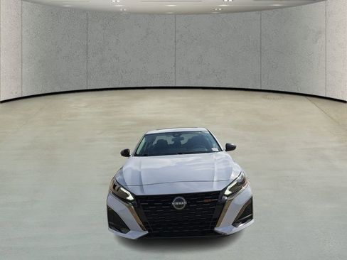 Used 2024 Nissan Altima 2.5 SR w/ SR Premium Package image 2