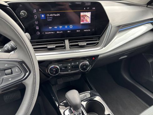 Used 2025 Chevrolet Trax LT FWD image 17