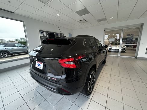 Used 2025 Chevrolet Trax RS FWD image 7