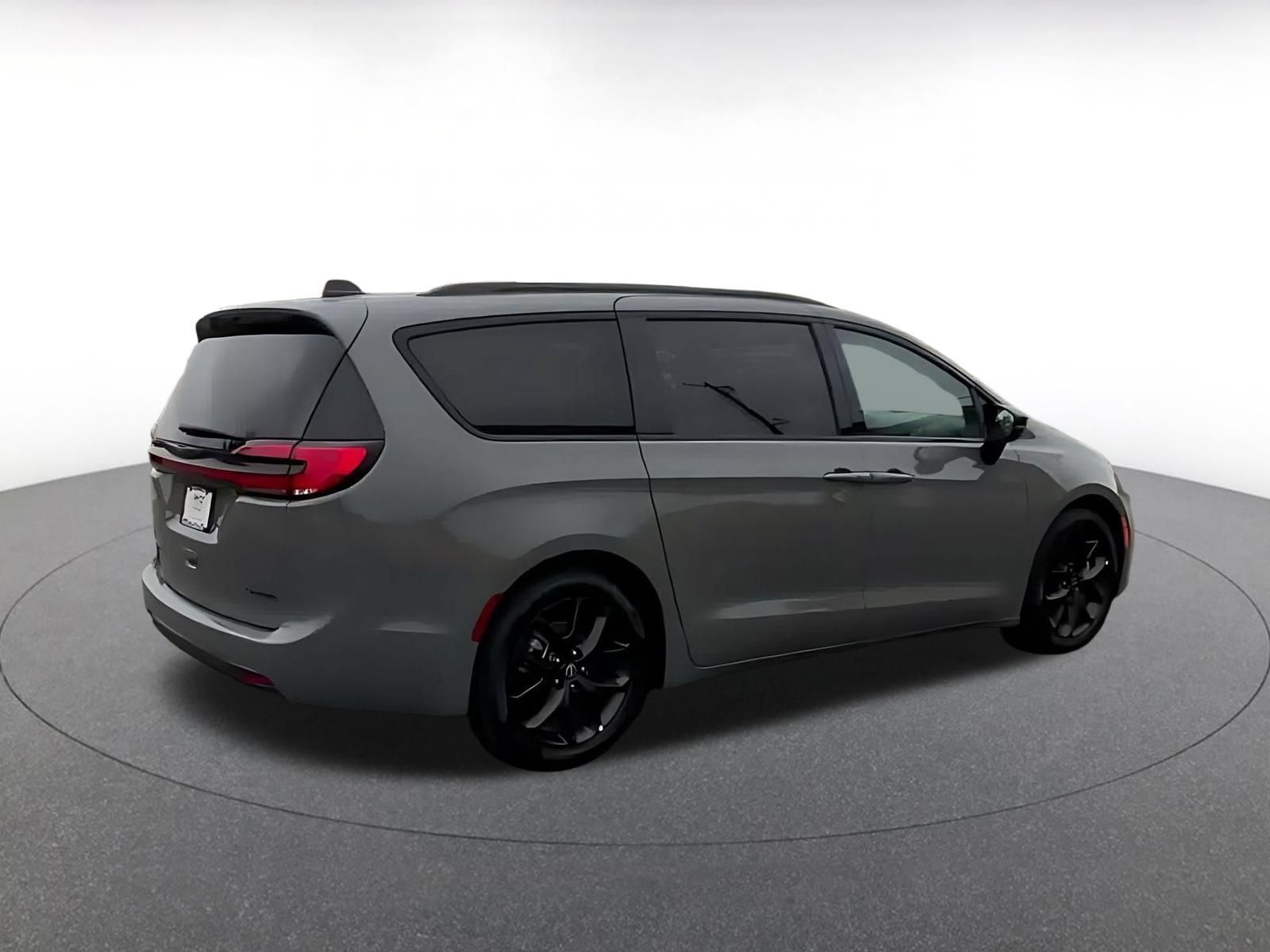 Used 2025 Chrysler Pacifica Limited FWD image 14