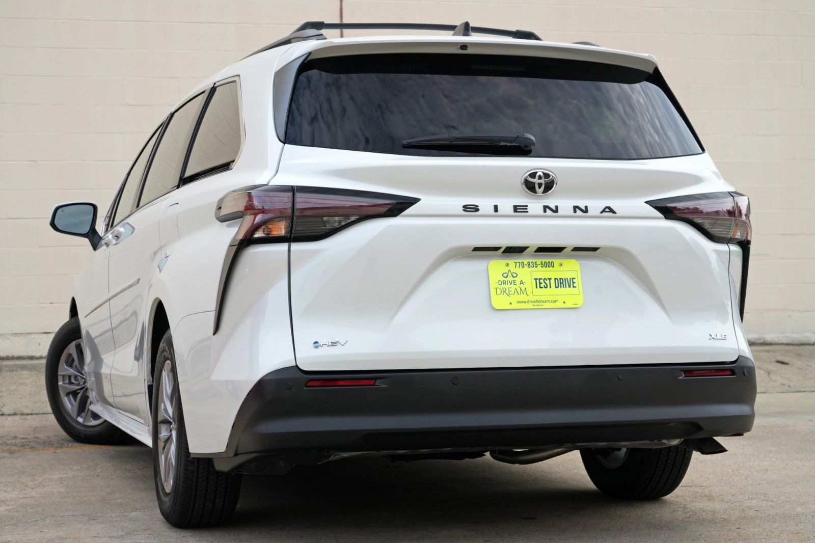 Used 2026 Toyota Sienna XLE FWD image 6