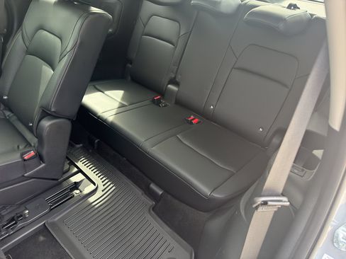 Used 2023 Nissan Pathfinder SL AWD/4WD image 35