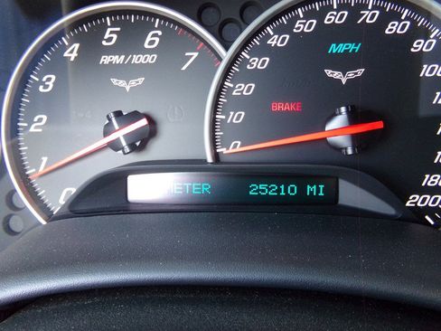 Used 2005 Chevrolet Corvette Coupe w/ Preferred Equipment Group RWD image 32
