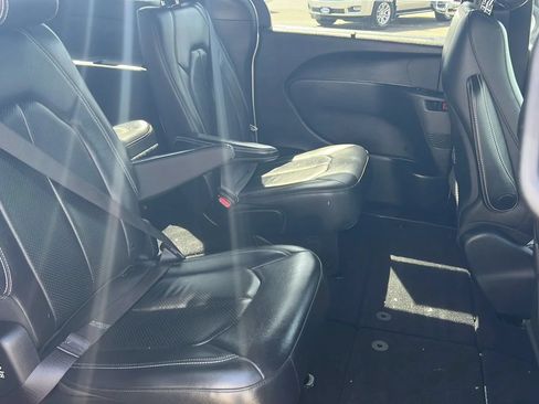 Used 2019 Chrysler Pacifica Touring-L w/ S Appearance Package FWD image 6
