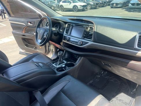 Used 2019 Toyota Highlander Limited FWD image 21