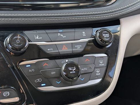 Used 2024 Chrysler Pacifica Limited FWD image 26