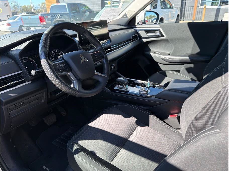 Used 2025 Mitsubishi Outlander ES AWD/4WD image 2