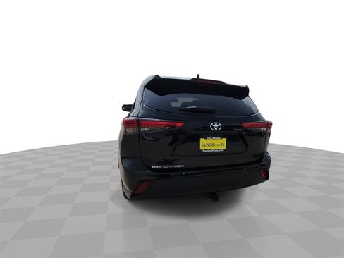 Used 2022 Toyota Highlander L FWD image 7