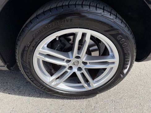 Used 2024 Porsche Macan image 11