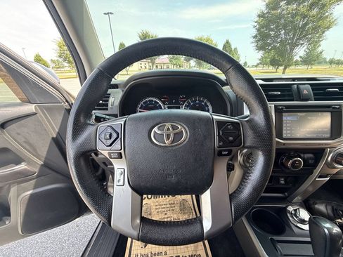 Used 2018 Toyota 4Runner SR5 AWD/4WD image 19