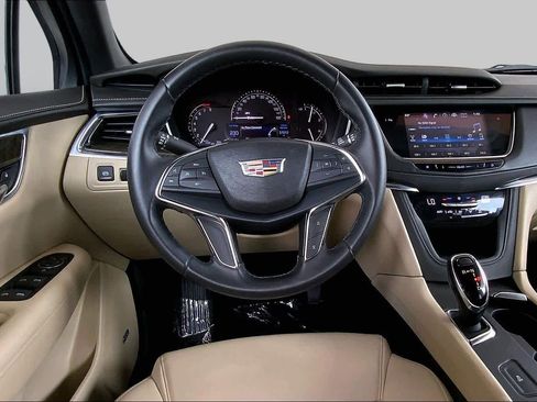 Used 2017 Cadillac XT5 FWD image 6