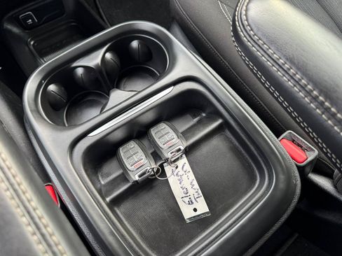 Used 2023 Chrysler Pacifica Touring FWD image 23