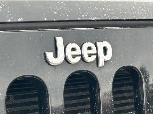 Used 2014 Jeep Wrangler Unlimited Sahara w/ Dual Top Group AWD/4WD image 10