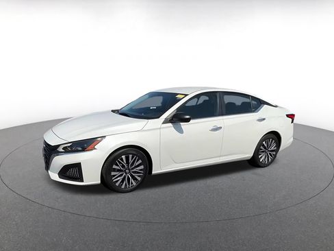 Used 2025 Nissan Altima 2.5 SV FWD image 9