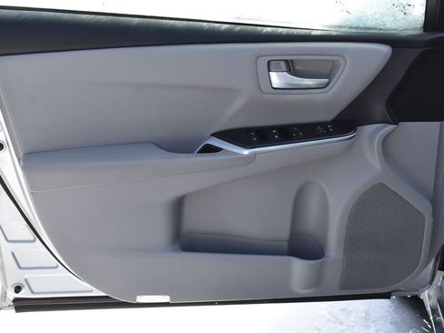 Used 2017 Toyota Camry SE image 12