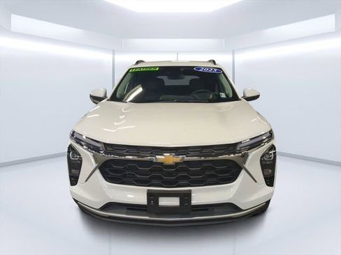 Used 2025 Chevrolet Trax LT w/ LT Convenience Package image 8