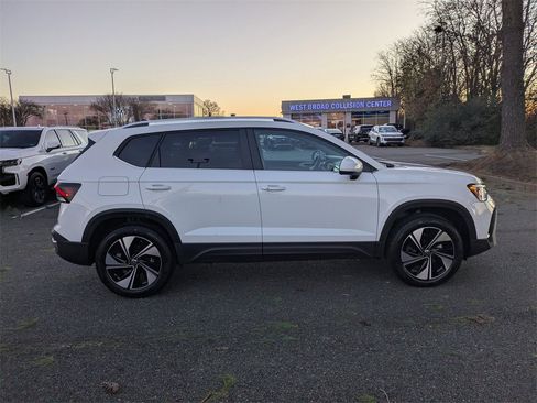 New 2026 Volkswagen Taos SE image 3