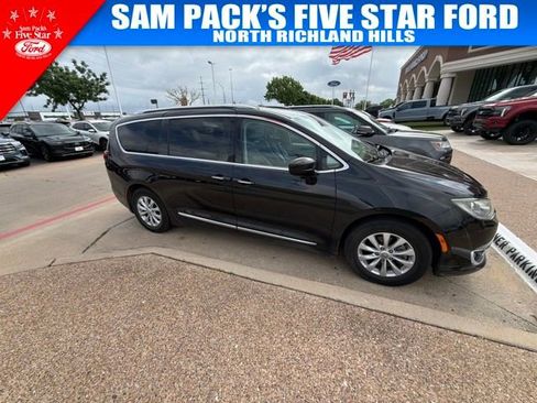 Used 2019 Chrysler Pacifica Touring-L image 2