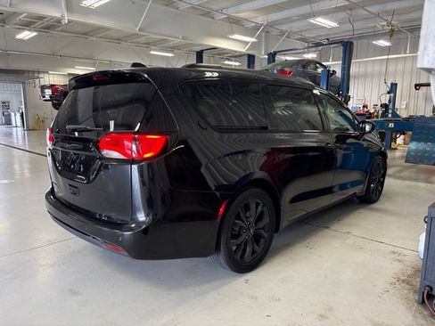 Used 2020 Chrysler Pacifica Touring-L Plus w/ S Appearance Package FWD image 11