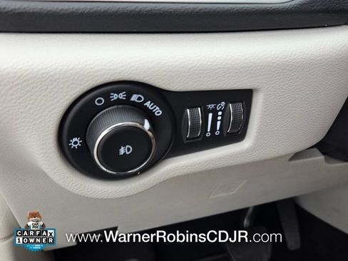 Used 2023 Chrysler Pacifica Touring-L FWD image 30