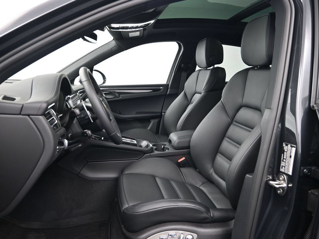 Certified 2026 Porsche Macan AWD/4WD image 5
