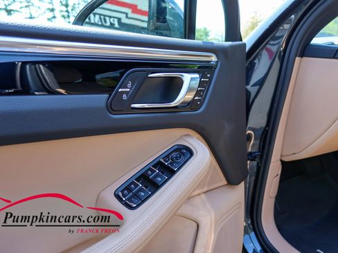 Used 2023 Porsche Macan AWD/4WD image 17