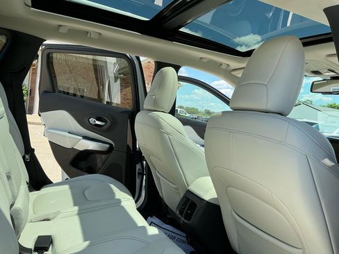 Used 2016 Jeep Cherokee Overland AWD/4WD image 19