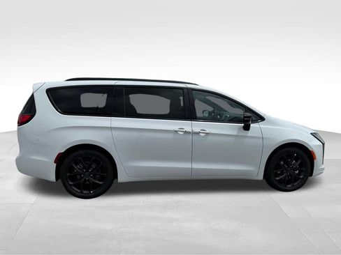 New 2027 Chrysler Pacifica Limited FWD image 29