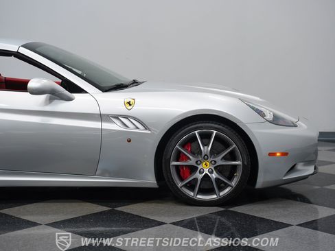 Used 2010 Ferrari California RWD image 30