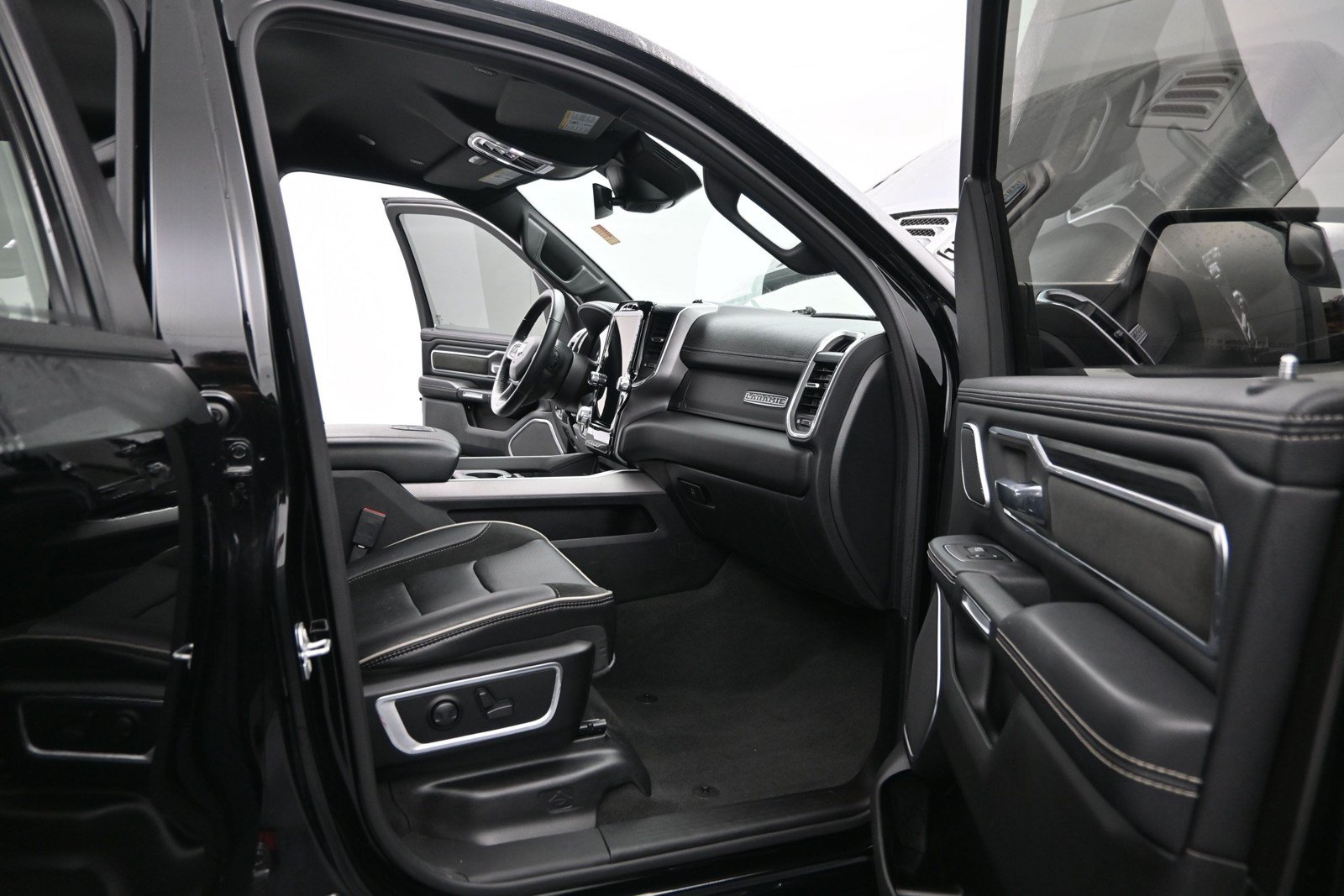 Used 2023 RAM 1500 Laramie AWD/4WD image 10