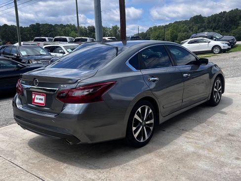 Used 2017 Nissan Altima 2.5 SR w/ LED Appearance Package image 6